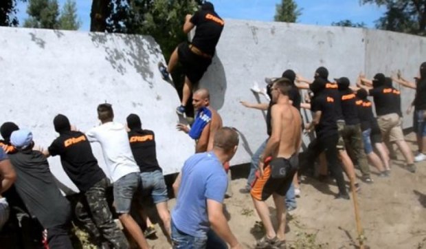 Активісти СМЕРЧу знесли огорожу будинку Олеся Довгого (фото)