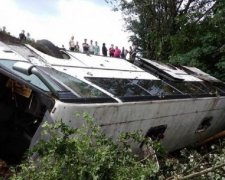 Туристический автобус сорвался в пропасть на Тернопольщине: видео