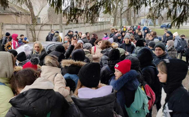 На ремонт укрытия в одесской школе потратили почти 6 млн, но дети всё равно стоят на улице во время тревоги