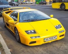 У Києві помітили унікальну "президентську" Lamborghini