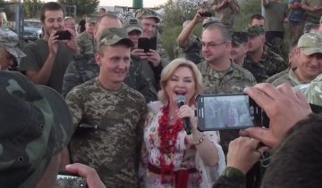 Кума Порошенко спела о войне