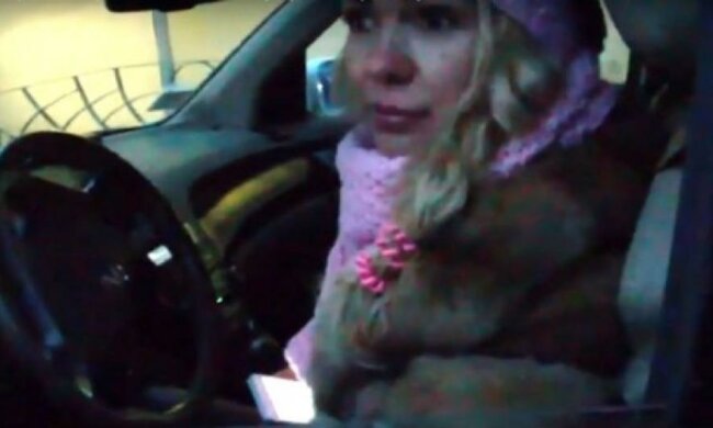 Чергова блондинка влаштувала шоу київським патрульним (відео)