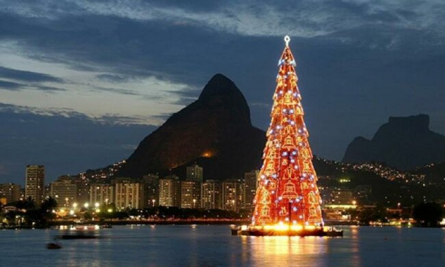 Ялинку в Ріо встановили на воді (відео)