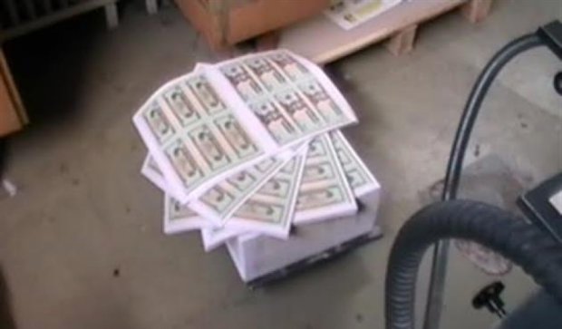 В Венгрии "накрыли" фабрику, которая печатала фальшивые доллары и гривны (видео)