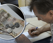 Доплати для пенсіонерів: гроші в руках літньої людини