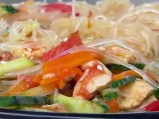 Фунчоза с курицей и овощами, кадр из видео