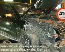 Неадекватный водитель уничтожил Mercedes об дерево