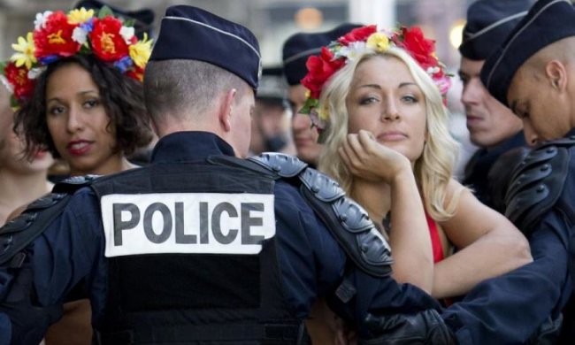 Обнаженная "яжемать" из Femen показала Папе Римскому, как кормить ребенка: видео