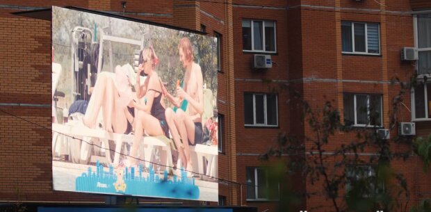 В Борисполе организовали передвижной кинотеатр: "Оставайся на "Домашнем": смотри кино на балконе"