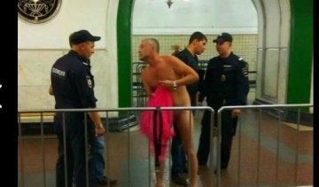 Копы раздели догола мужчину в московском метро