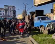 Під Дніпром некерований сміттєвоз зніс дитину, моторошне відео