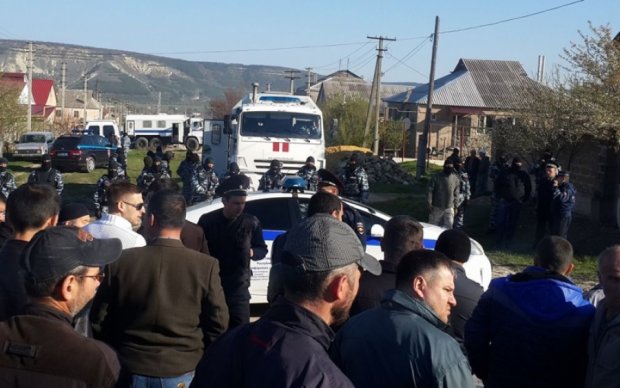 Крымские "служители закона" наказали задежанных татар