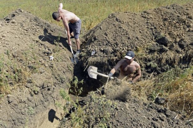 Боевики заставляют копать окопы за нарушение «комендантского часа»
