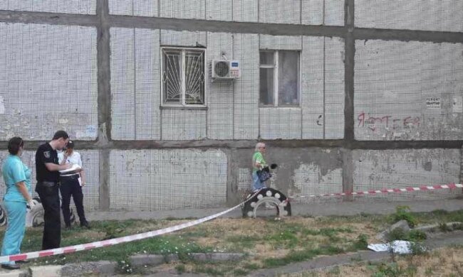 Батьки знущалися: під Запоріжжям дитина викинулася з вікна, - відеошок