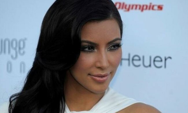 Кардашьян показалась на публике без бюстгальтера (фото)