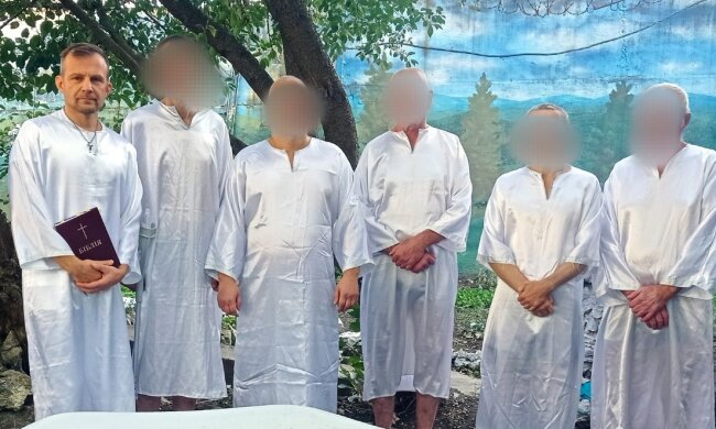 Ув'язнені пройшли обряд хрещення в дитячому басейні. Фото Facebook