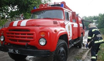 Блискавка підпалила житловий будинок у Миколаєві (ФОТО)