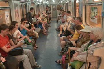 Валентинов день по-русски: суровая парочка занялась любовью прямо в метро, видео