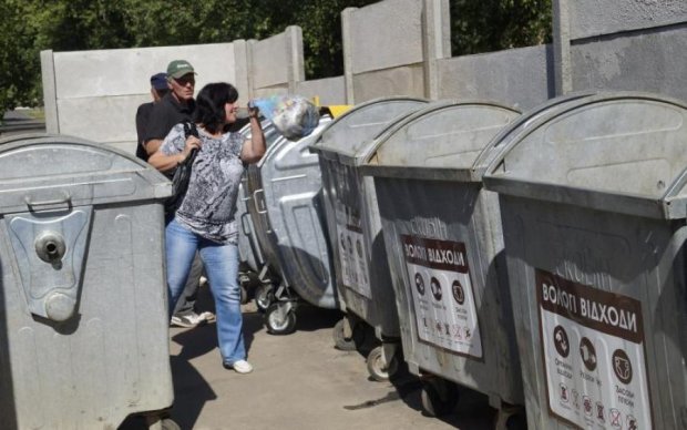 У Києві зі сміттєвого бака дістали голу "бомбу"