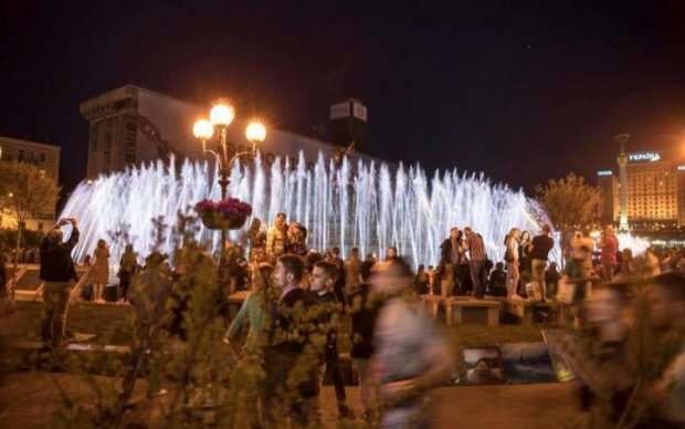 Рідкісне задоволення: на Майдані запрацював музичний фонтан