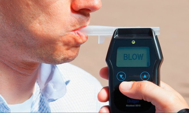 Дихніть в трубочку: медики запропонували діагностувати рак алкотестером