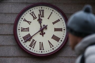 Україна переходить на зимовий час: коли це станеться і як вижити після різкого "стрибка"