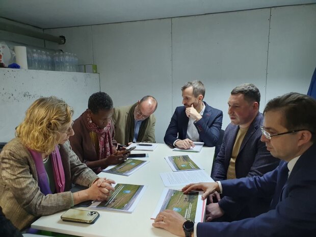 Рабочая встреча в бомбоубежище: Госэкоинспекция показала, как принимали представителей ООН