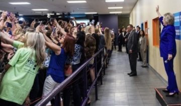 Як Клінтон відразу з сотнею прихильниць селфилась