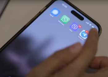 Смартфон, месенджери. Фото: скрін youtube