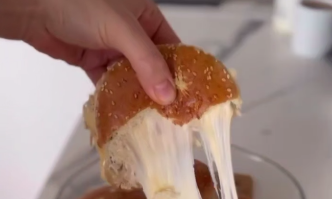 Сирні гарячі бургери, кадр з відео