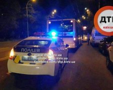 Відірване колесо тролейбуса стало причиною ДТП в Києві (фото, відео)