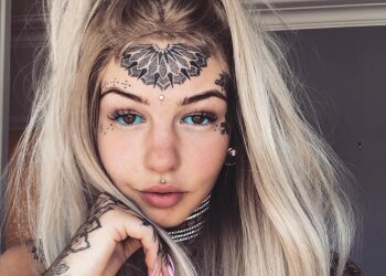 Татуировки для девушек на лице