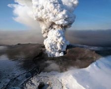 Підірвані екстремали грали у гольф поряд із киплячим вулканом: фото