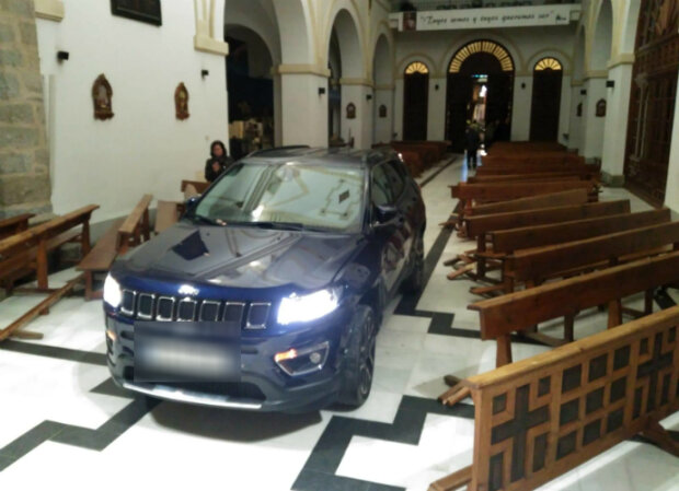 Втеча від диявола загнала іспанця в храм просто на автомобілі: фото