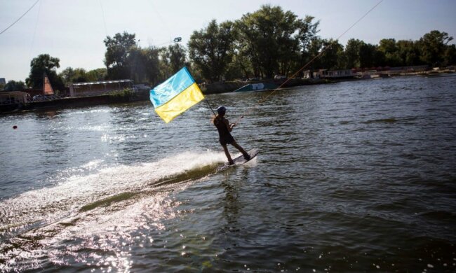 Як врятуватися від спеки і отримати спортивне тіло: вейкбординг стає фаворитом для українців