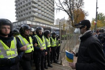 Митингующий отделал под Радой послушного полицейского 