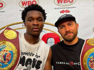 Ломаченко вручає пояс WBO Абдуллі Мейсону