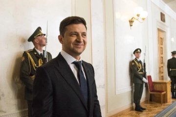 Зеленському вручили подарунок "з підтекстом": слуга народу гідно "тримав удар"