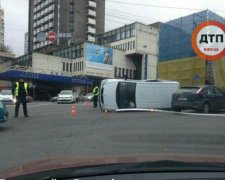 Перевернутый Mercedes заблокировал проспект Победы в Киеве