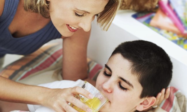 Як впоратись із харчовим отруєнням: симптоми та перша допомога