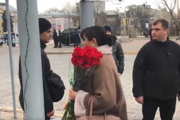 У Києві рідні Героїв Небесної Сотні не могли покласти квіти до меморіалу через Зеленського
