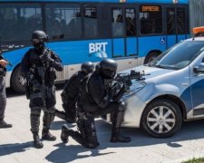 Бразильські наркоторговці  влашутвали перестрілку з копами 