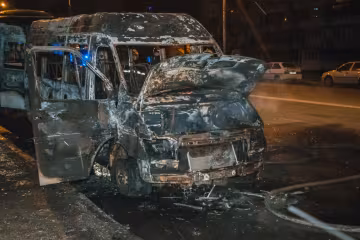 В Киеве сгорела пассажирская маршрутка, копы заметили подозрительную деталь: "90-е вернулись"