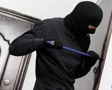 Коллектор похвалился, как незаконно вламывается в квартиры украинцев: видео