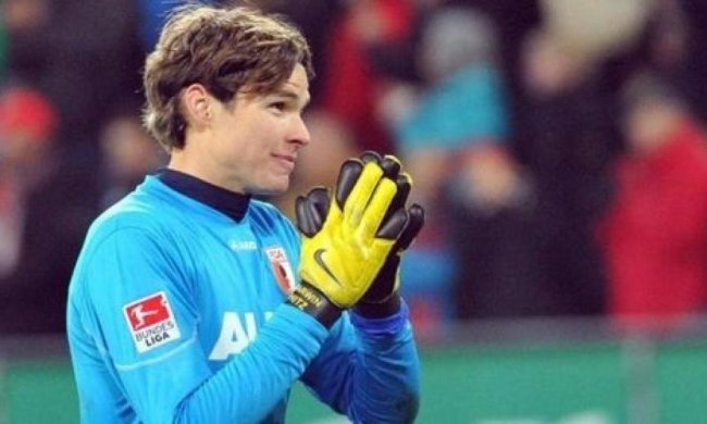 Воротаря оштрафують за зіпсований газон (відео)