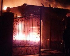 Бойовики повибивали вікна в школі та спалили будинок ущент