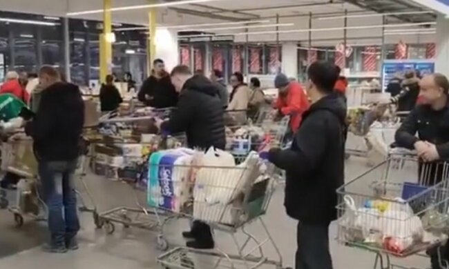 У Дніпрі продавчині накинулися на жінку через зауваження: "Чому ви голі?"