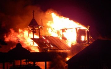 Киев начал Страстную пятницу поджогом церкви московских попов
