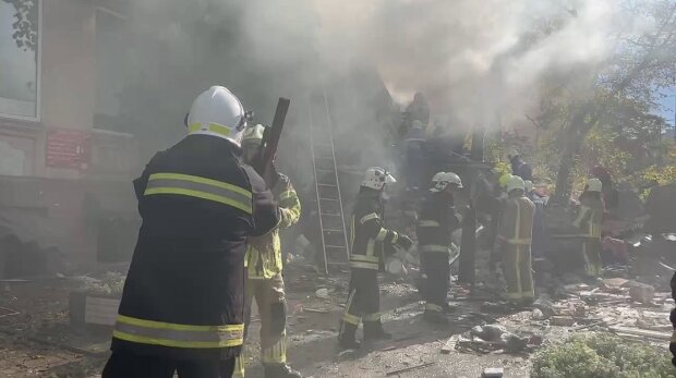 Рятувальники дістають людей з-під завалів у Києві
