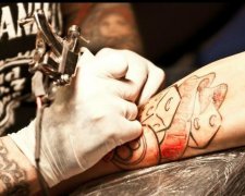 Болезненный тату-тренд покорил соцсети